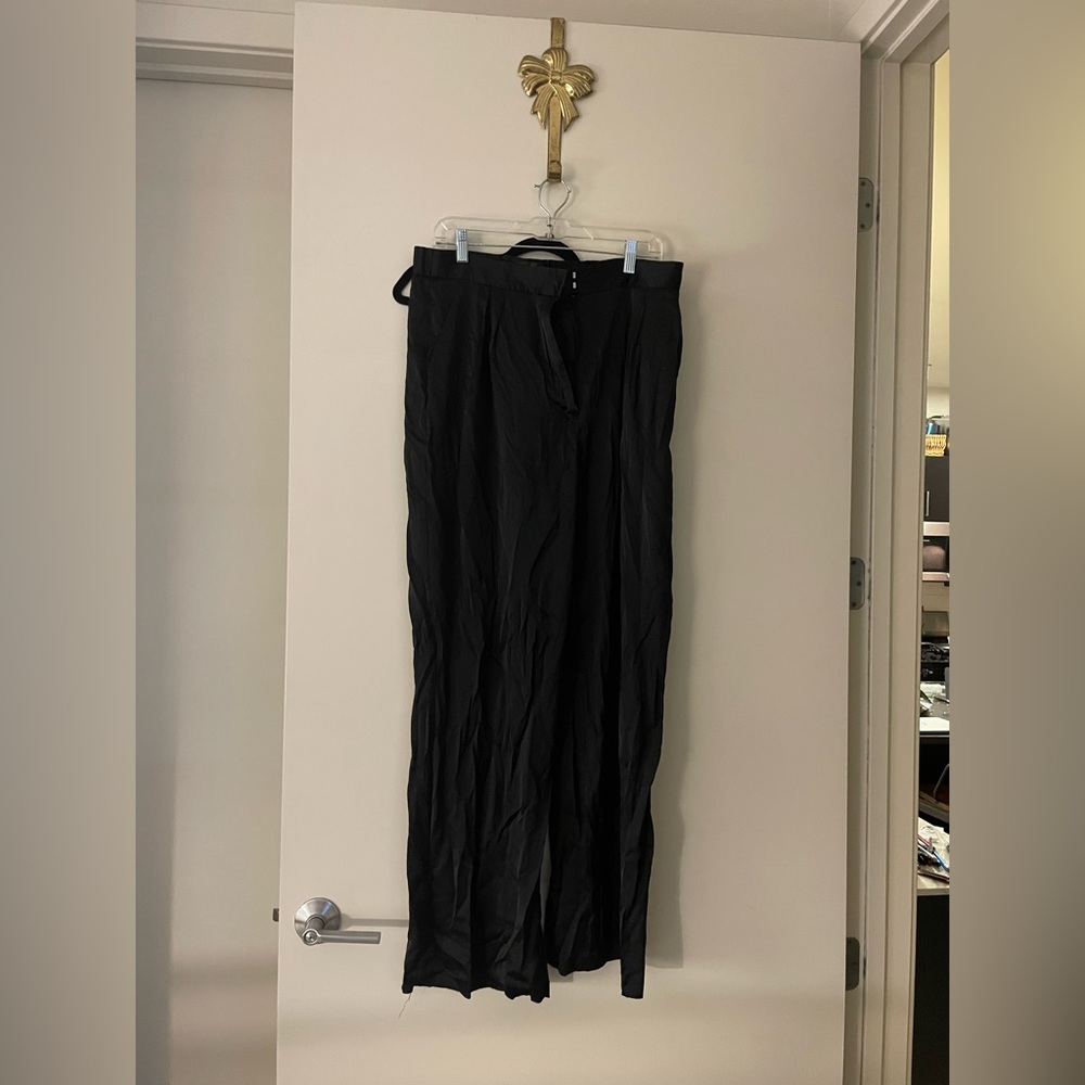 Abercrombie black 2 piece satin set. Cropped v neck top and trousers. - Picture 7 of 8